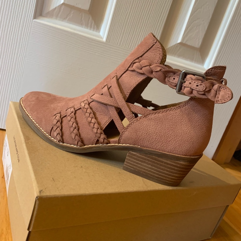☘️Lucky Brand taupe booties!